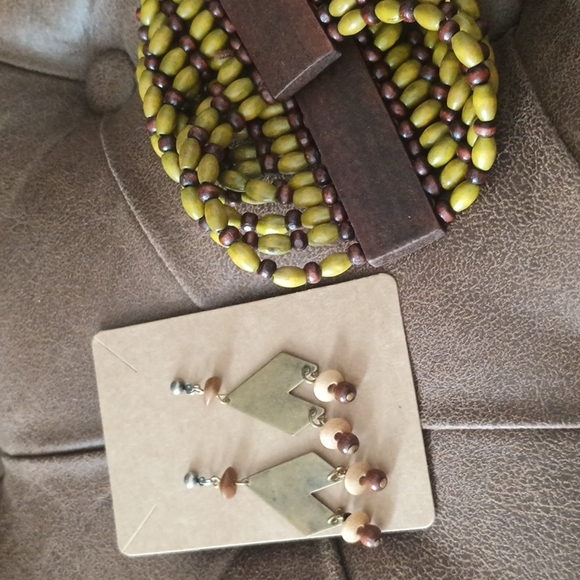 🔴 Wooden Bead Tribal Earrings & Bracelet Set - Picture 4 of 4